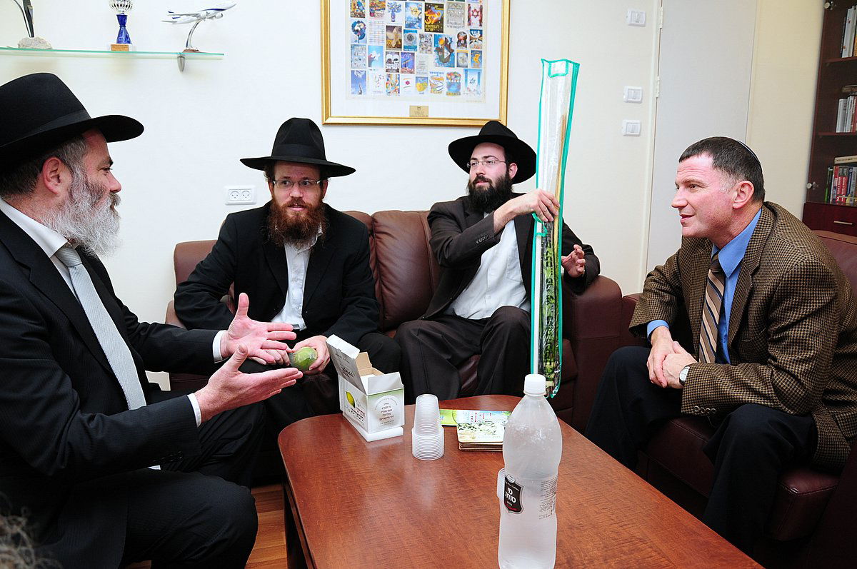 אצל השר יולי אדלשטיין