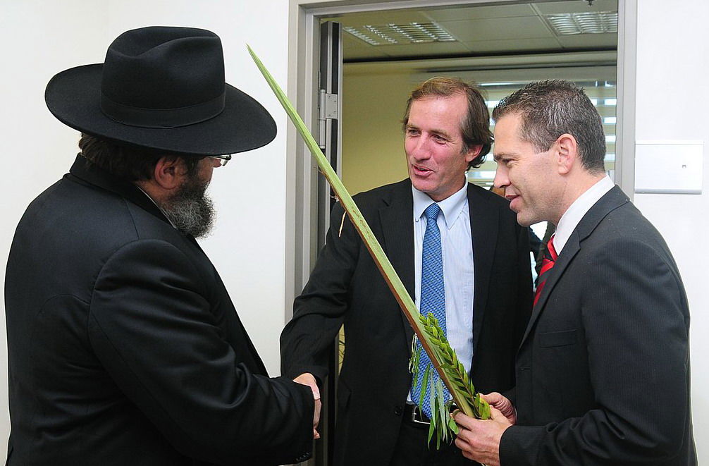 השרה לבנת גילתה למשלחת חב"ד: "מובילה מאבק בהקפאה"