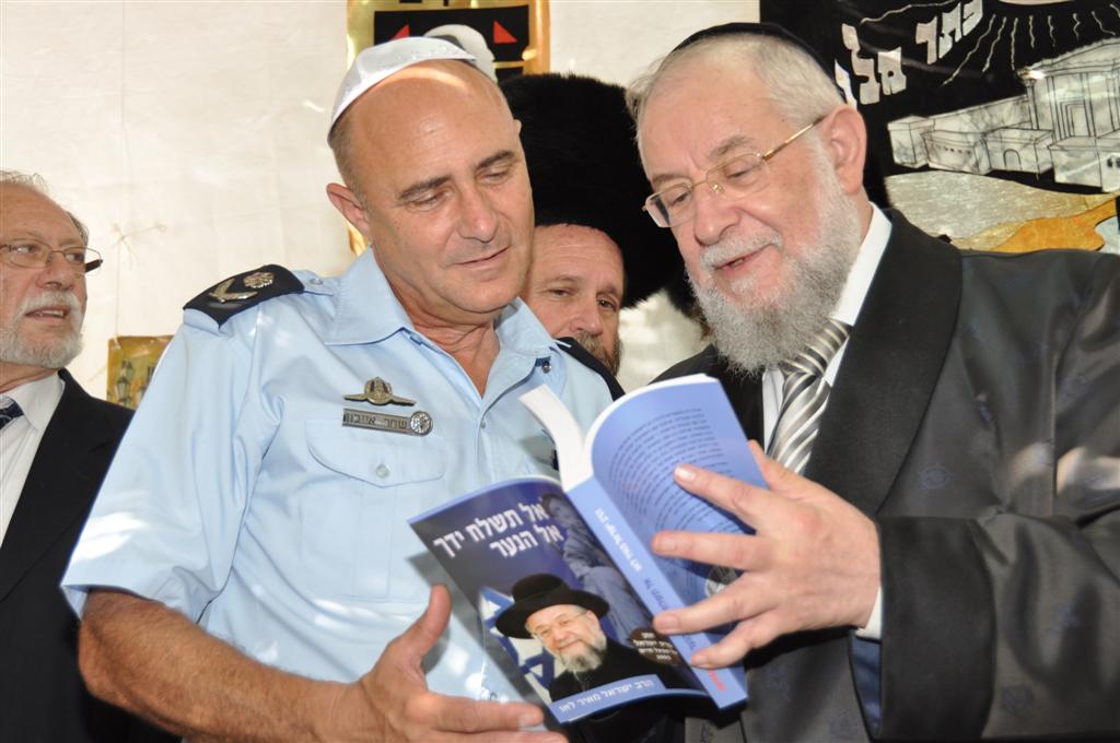 מכל גווני הקשת בסוכתו של הרב ישראל-מאיר לאו