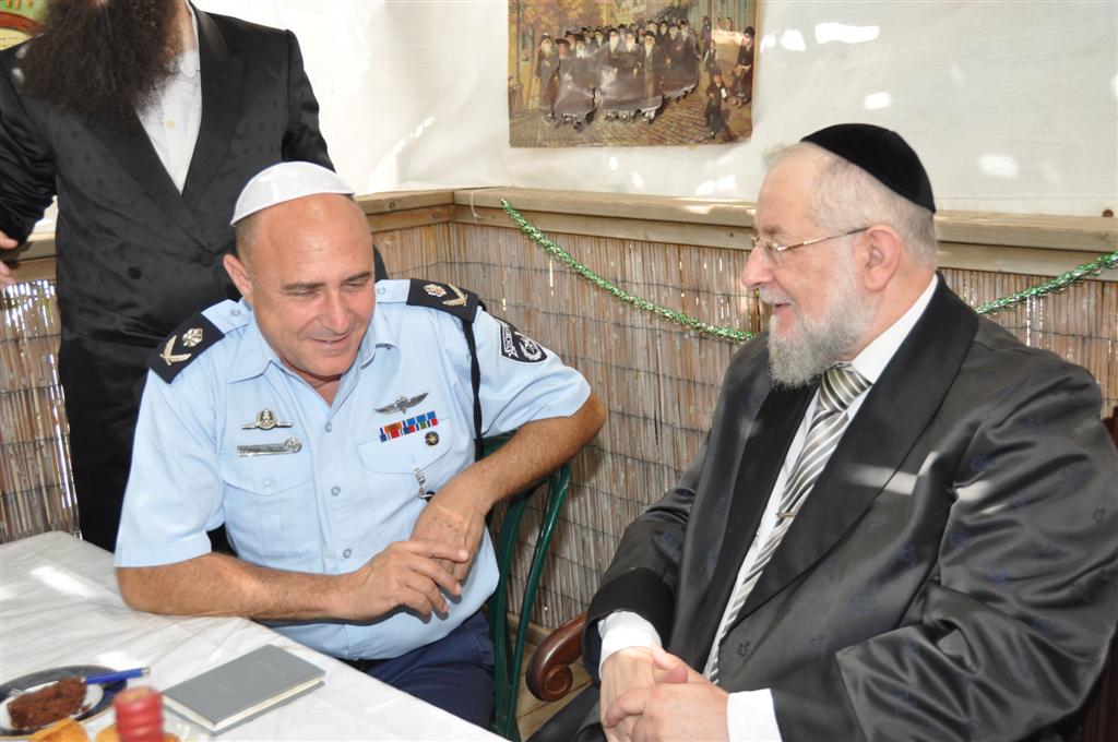 מכל גווני הקשת בסוכתו של הרב ישראל-מאיר לאו