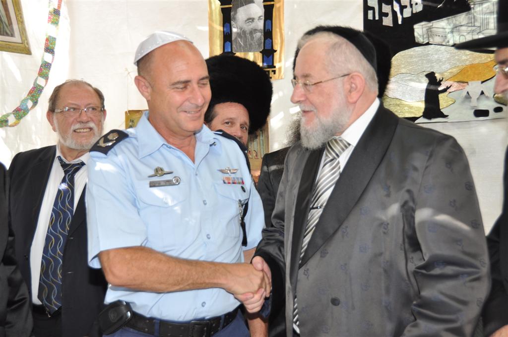 מכל גווני הקשת בסוכתו של הרב ישראל-מאיר לאו