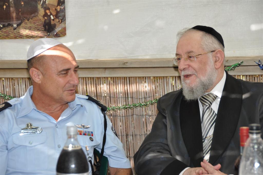 מכל גווני הקשת בסוכתו של הרב ישראל-מאיר לאו