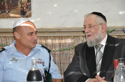 מכל גווני הקשת בסוכתו של הרב ישראל-מאיר לאו