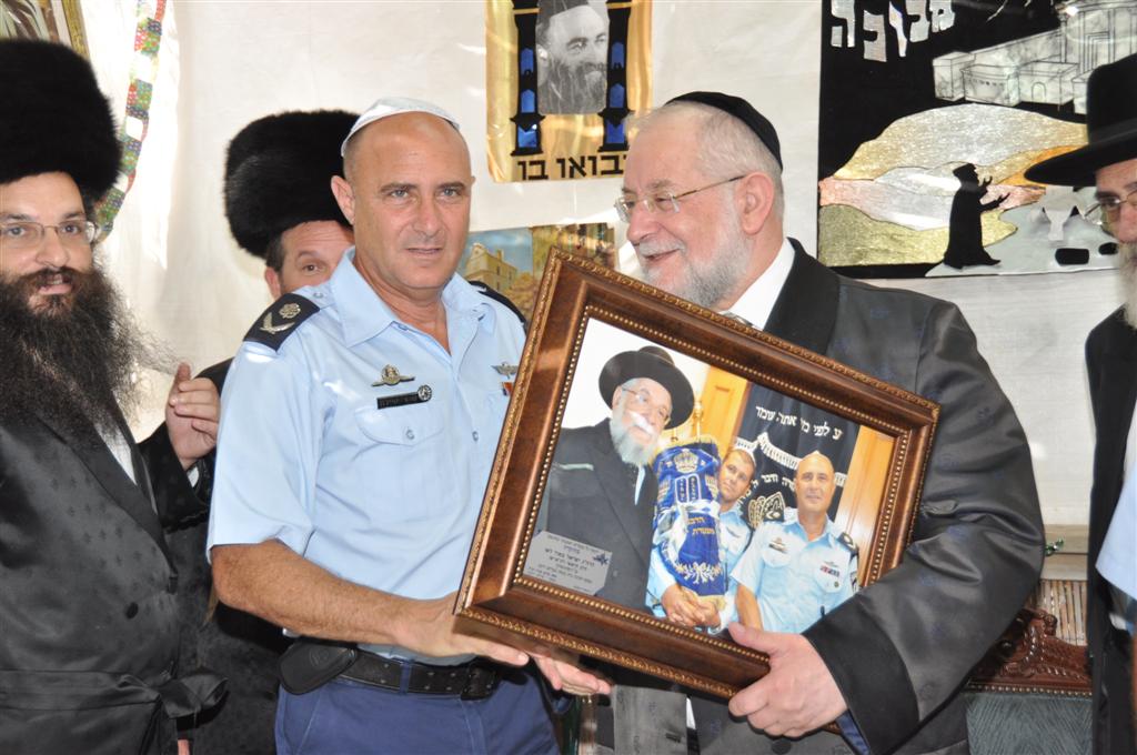 מכל גווני הקשת בסוכתו של הרב ישראל-מאיר לאו