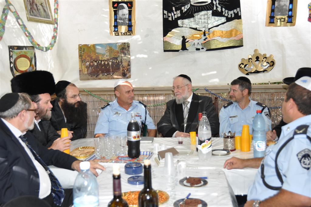 מכל גווני הקשת בסוכתו של הרב ישראל-מאיר לאו