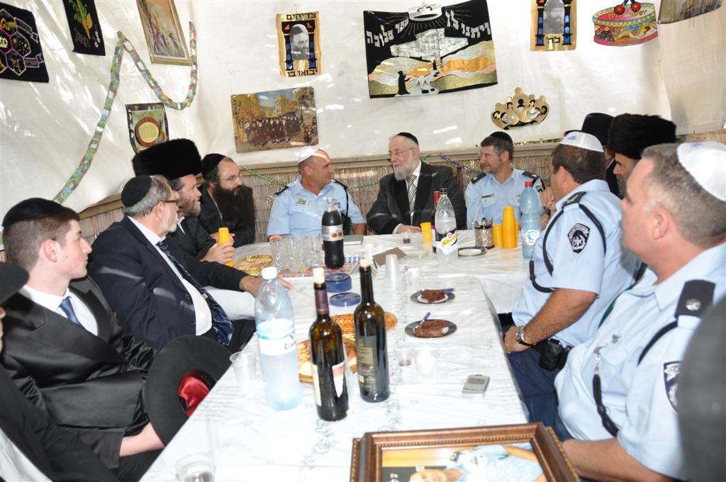 מכל גווני הקשת בסוכתו של הרב ישראל-מאיר לאו