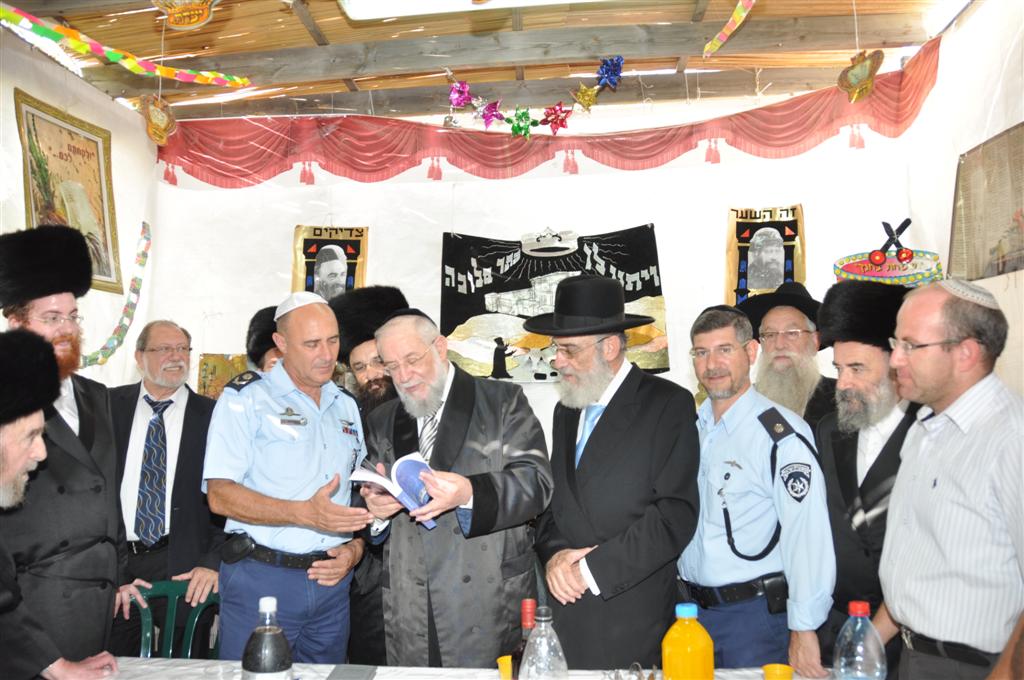 מכל גווני הקשת בסוכתו של הרב ישראל-מאיר לאו