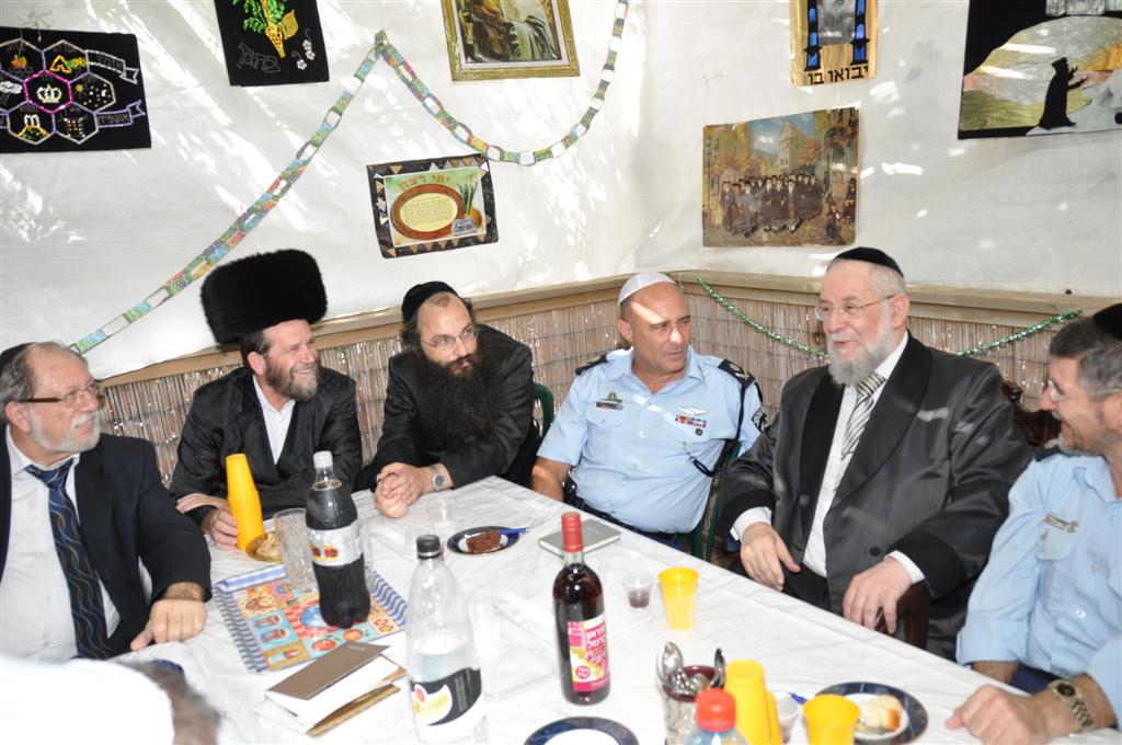 מכל גווני הקשת בסוכתו של הרב ישראל-מאיר לאו