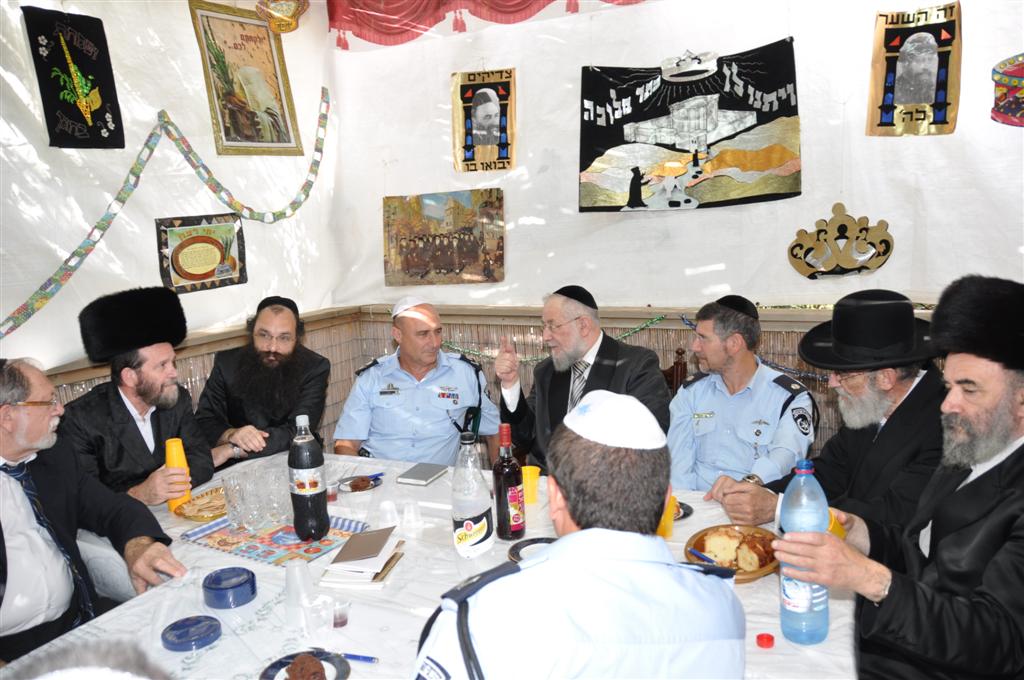 מכל גווני הקשת בסוכתו של הרב ישראל-מאיר לאו