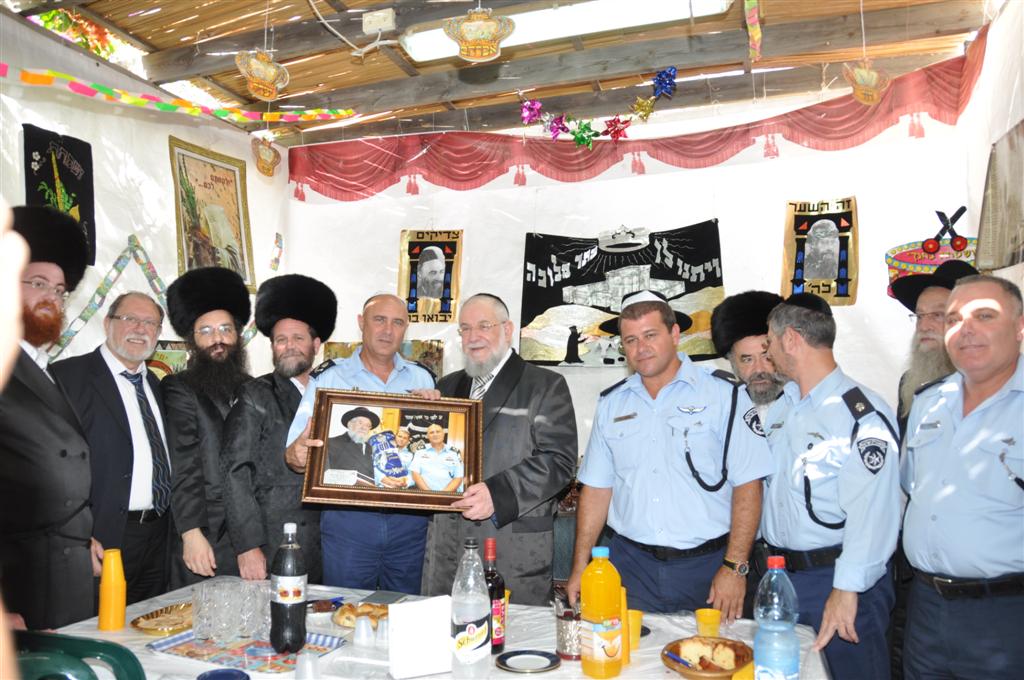 מכל גווני הקשת בסוכתו של הרב ישראל-מאיר לאו