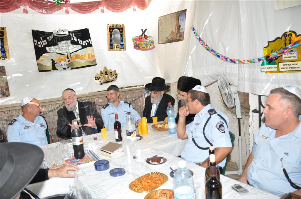 מכל גווני הקשת בסוכתו של הרב ישראל-מאיר לאו