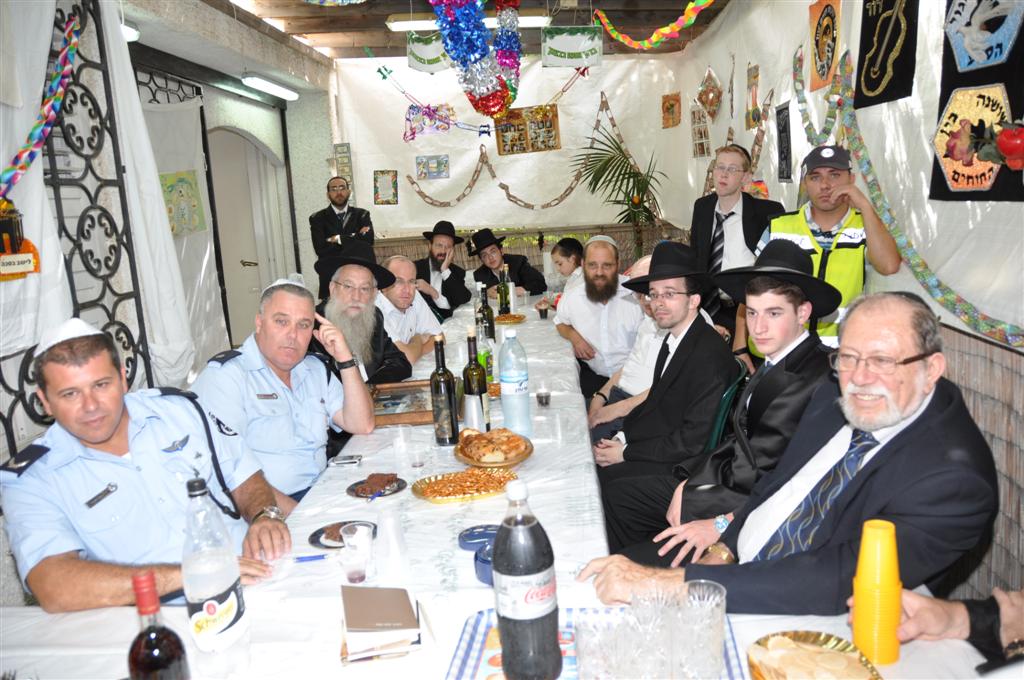 מכל גווני הקשת בסוכתו של הרב ישראל-מאיר לאו