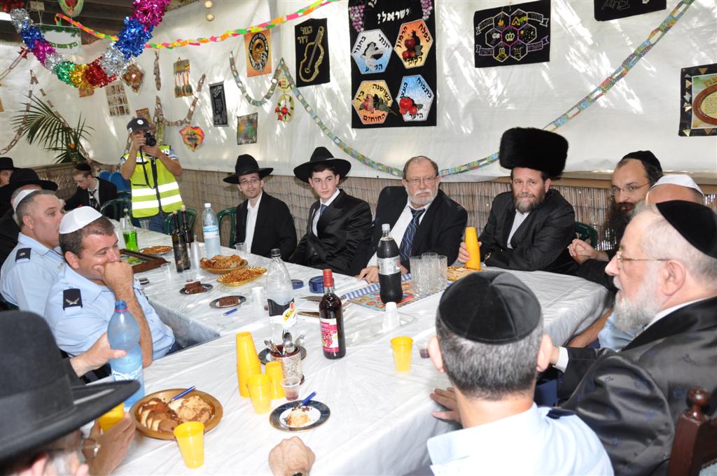 מכל גווני הקשת בסוכתו של הרב ישראל-מאיר לאו
