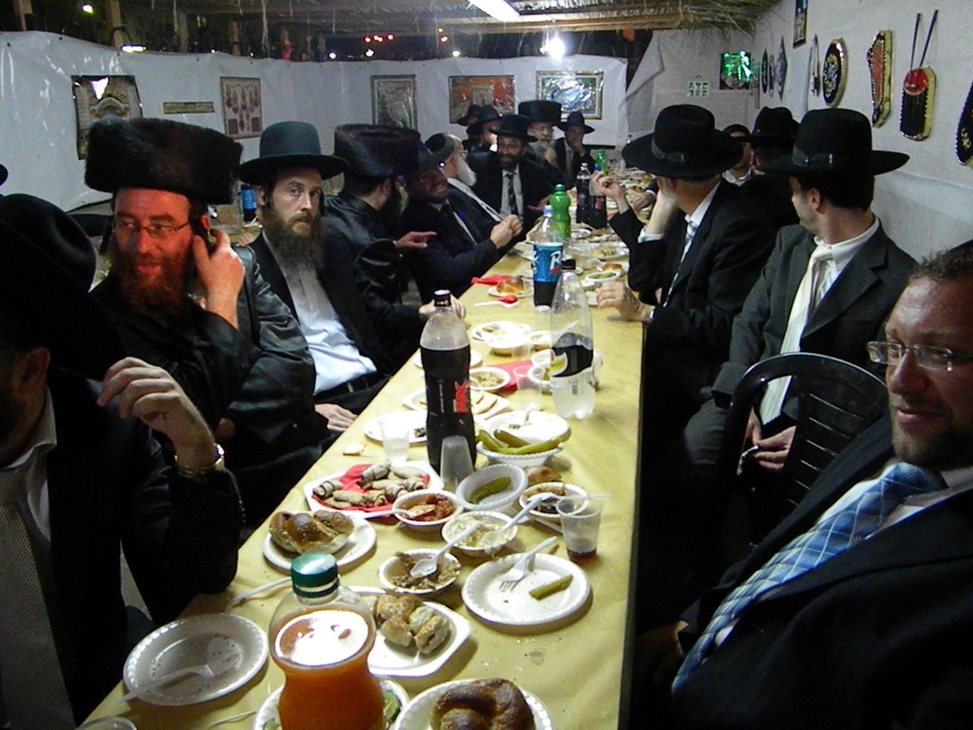 אחדות נדירה בדגל התורה: בכירים וזוטרים בסוכה אחת