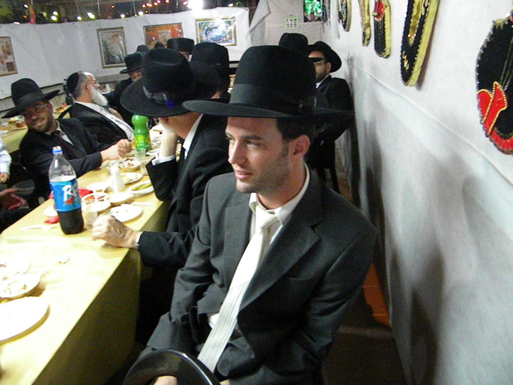 אחדות נדירה בדגל התורה: בכירים וזוטרים בסוכה אחת