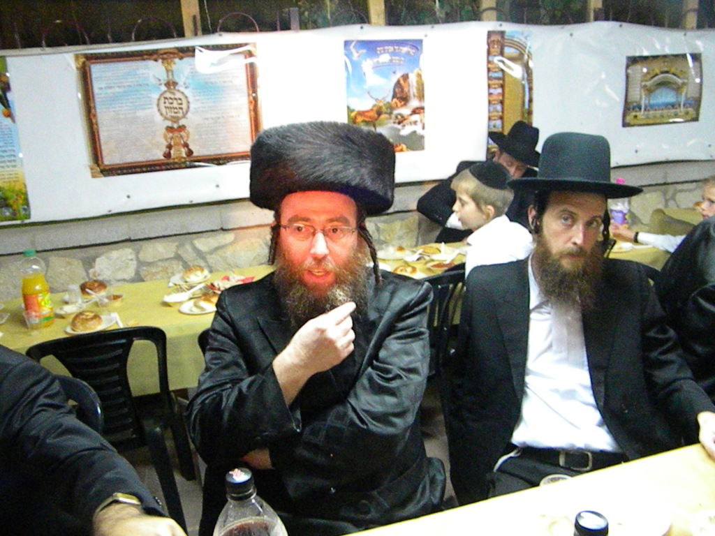 אחדות נדירה בדגל התורה: בכירים וזוטרים בסוכה אחת