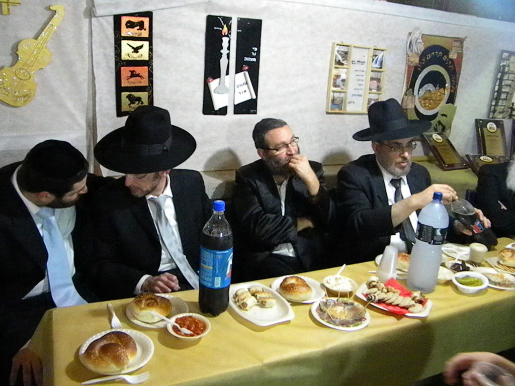 אחדות נדירה בדגל התורה: בכירים וזוטרים בסוכה אחת