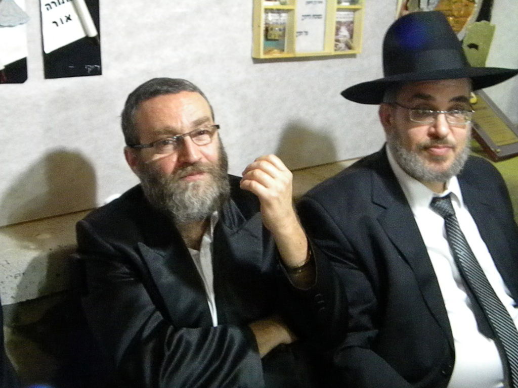 אחדות נדירה בדגל התורה: בכירים וזוטרים בסוכה אחת