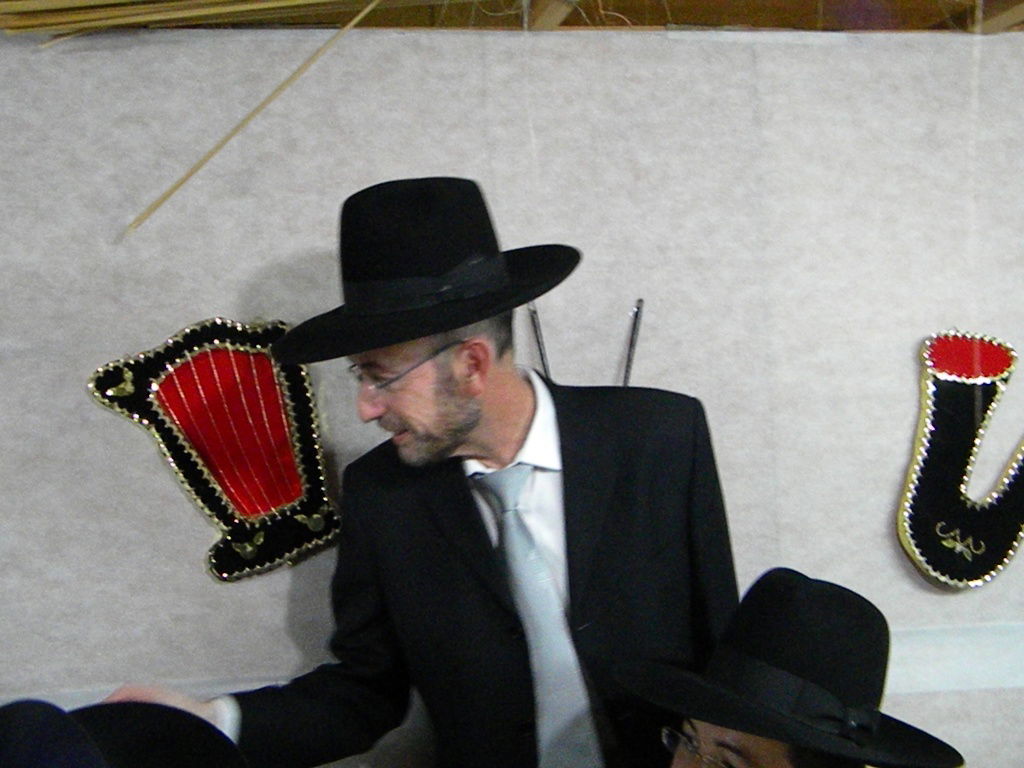 אחדות נדירה בדגל התורה: בכירים וזוטרים בסוכה אחת