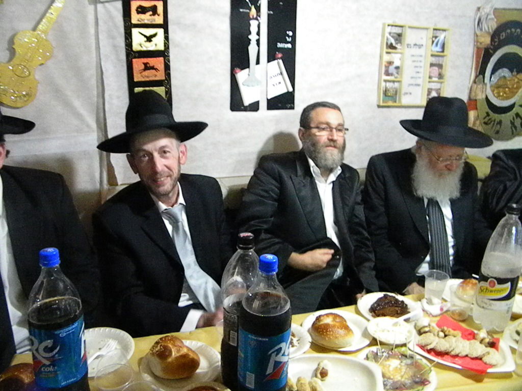 אחדות נדירה בדגל התורה: בכירים וזוטרים בסוכה אחת