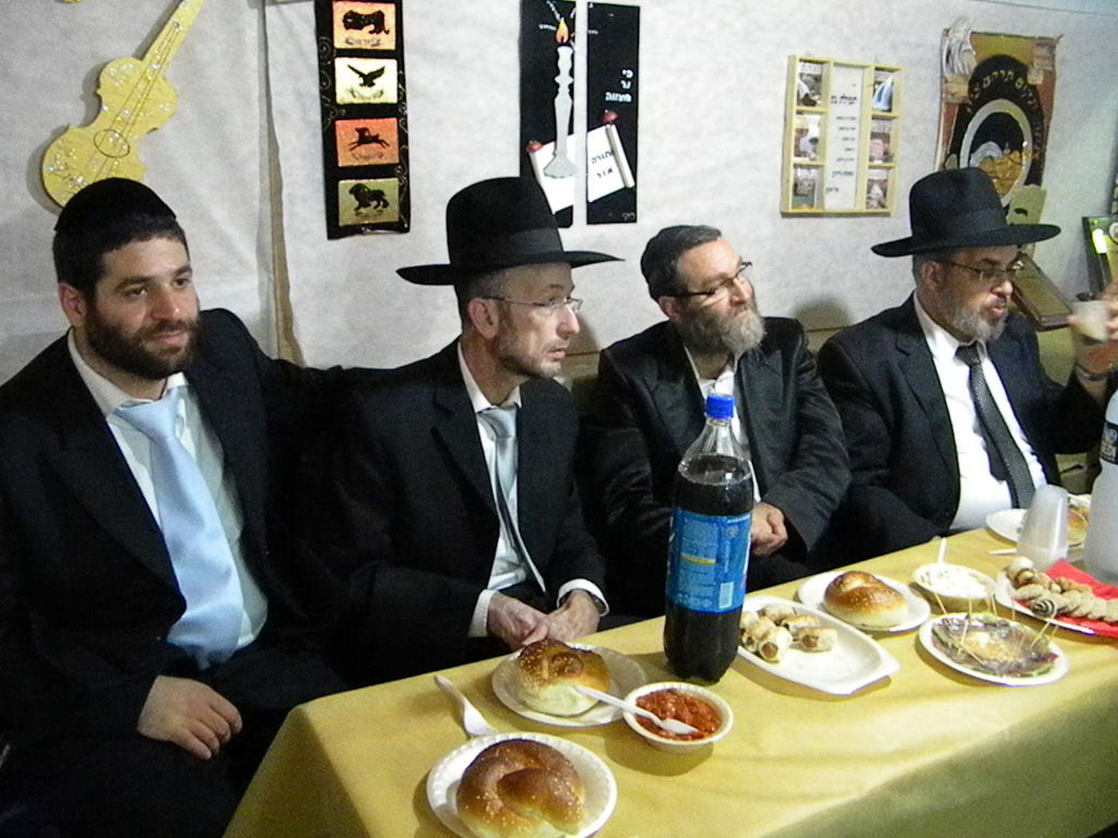 אחדות נדירה בדגל התורה: בכירים וזוטרים בסוכה אחת