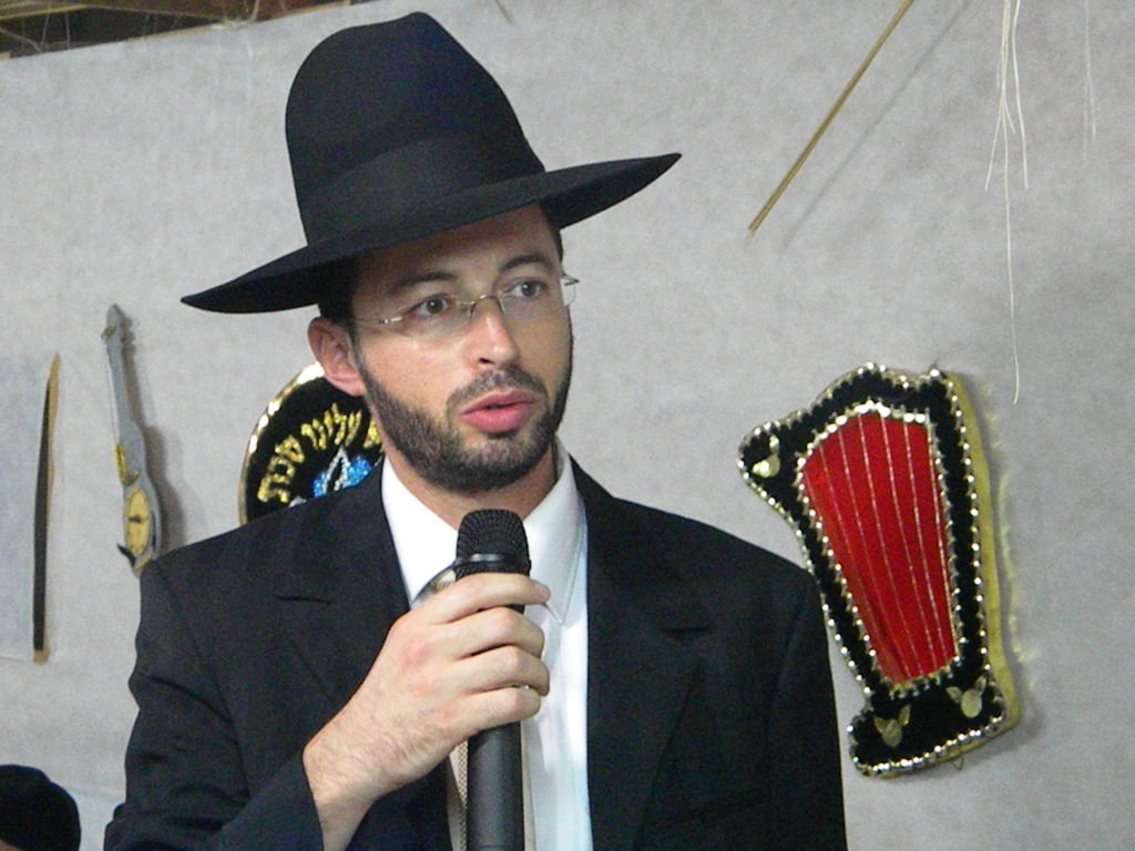 אחדות נדירה בדגל התורה: בכירים וזוטרים בסוכה אחת