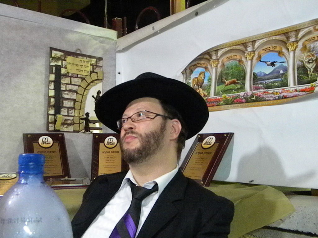 אחדות נדירה בדגל התורה: בכירים וזוטרים בסוכה אחת