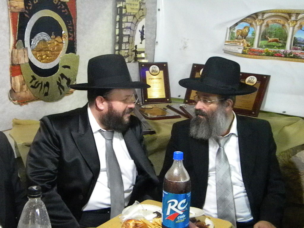 אחדות נדירה בדגל התורה: בכירים וזוטרים בסוכה אחת