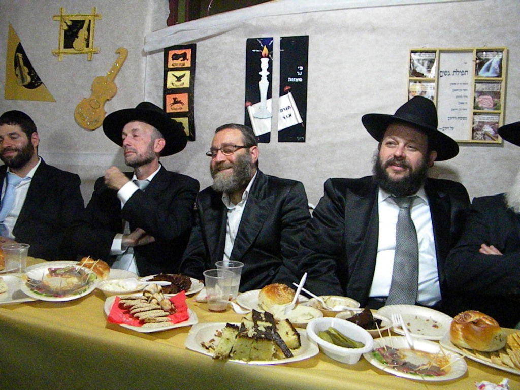 אחדות נדירה בדגל התורה: בכירים וזוטרים בסוכה אחת