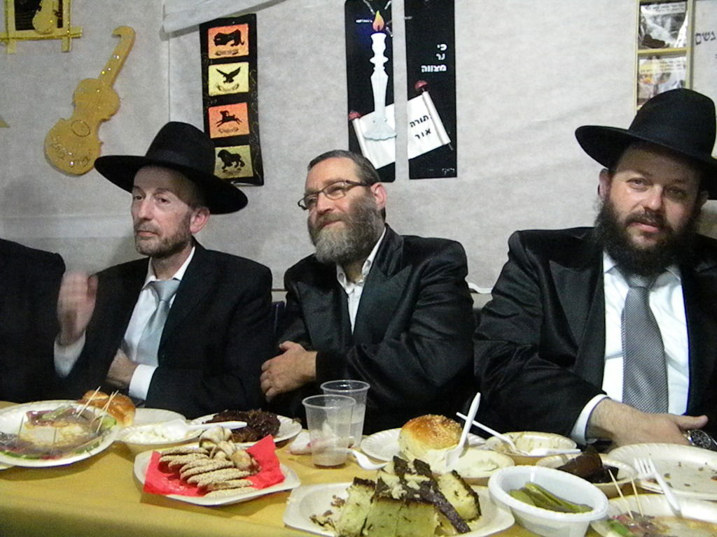 אחדות נדירה בדגל התורה: בכירים וזוטרים בסוכה אחת