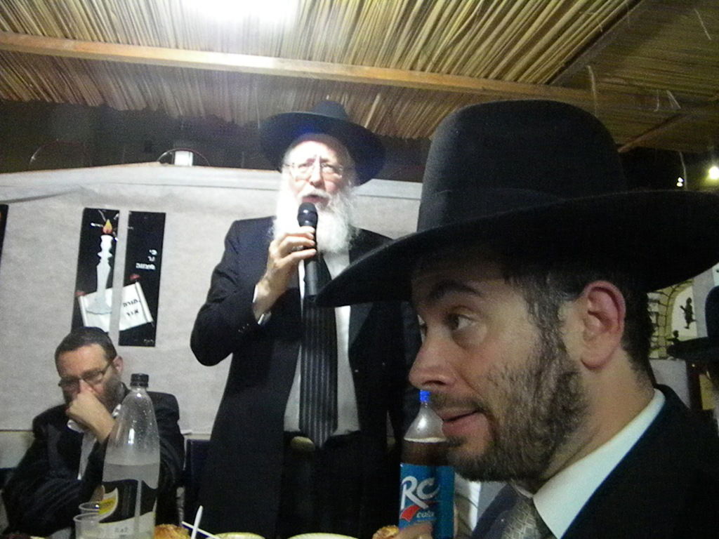 אחדות נדירה בדגל התורה: בכירים וזוטרים בסוכה אחת