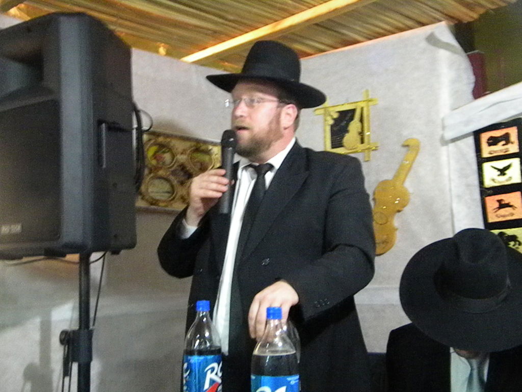 אחדות נדירה בדגל התורה: בכירים וזוטרים בסוכה אחת