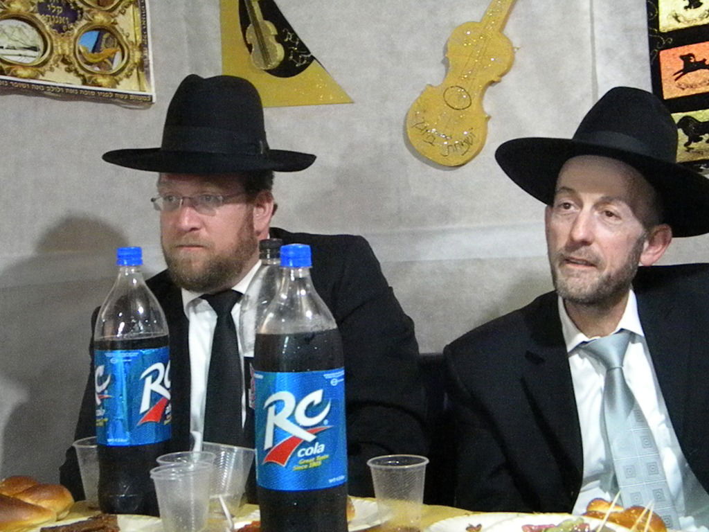 אחדות נדירה בדגל התורה: בכירים וזוטרים בסוכה אחת