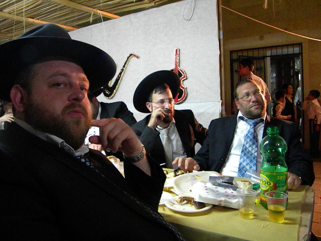 אחדות נדירה בדגל התורה: בכירים וזוטרים בסוכה אחת