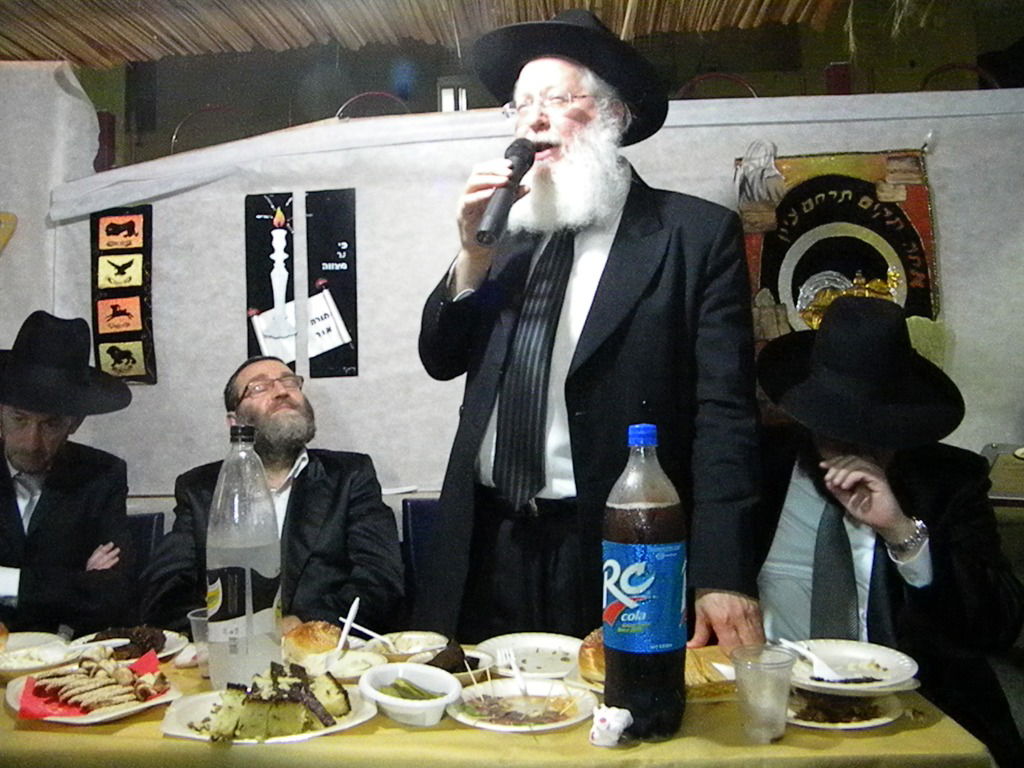 אחדות נדירה בדגל התורה: בכירים וזוטרים בסוכה אחת