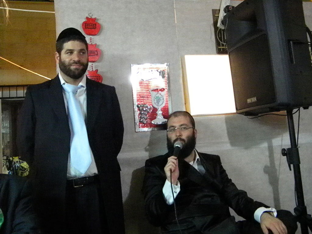 אחדות נדירה בדגל התורה: בכירים וזוטרים בסוכה אחת