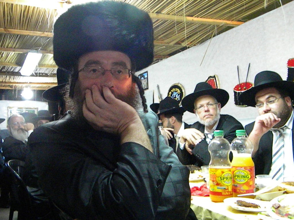 אחדות נדירה בדגל התורה: בכירים וזוטרים בסוכה אחת