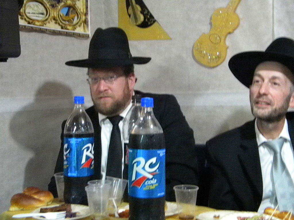 אחדות נדירה בדגל התורה: בכירים וזוטרים בסוכה אחת