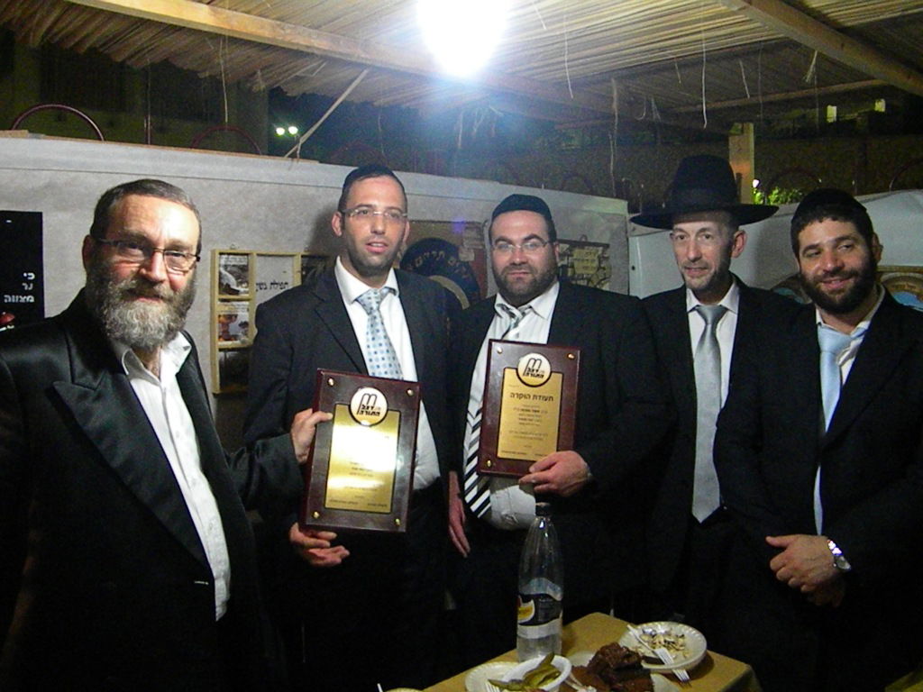 אחדות נדירה בדגל התורה: בכירים וזוטרים בסוכה אחת