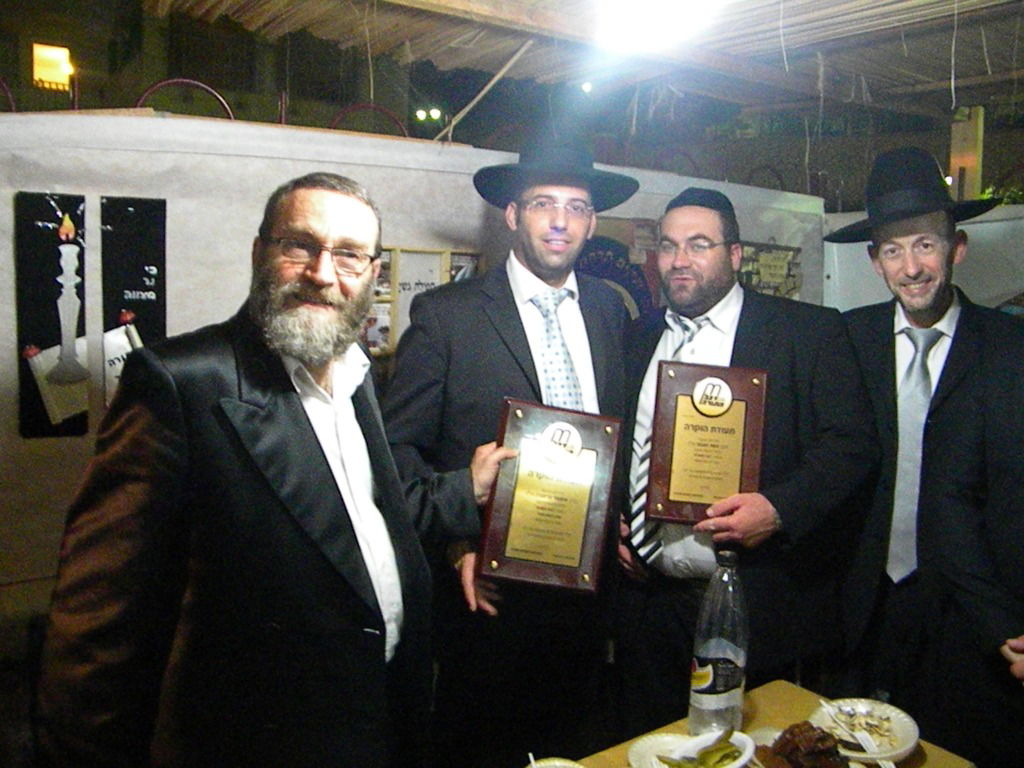 אחדות נדירה בדגל התורה: בכירים וזוטרים בסוכה אחת