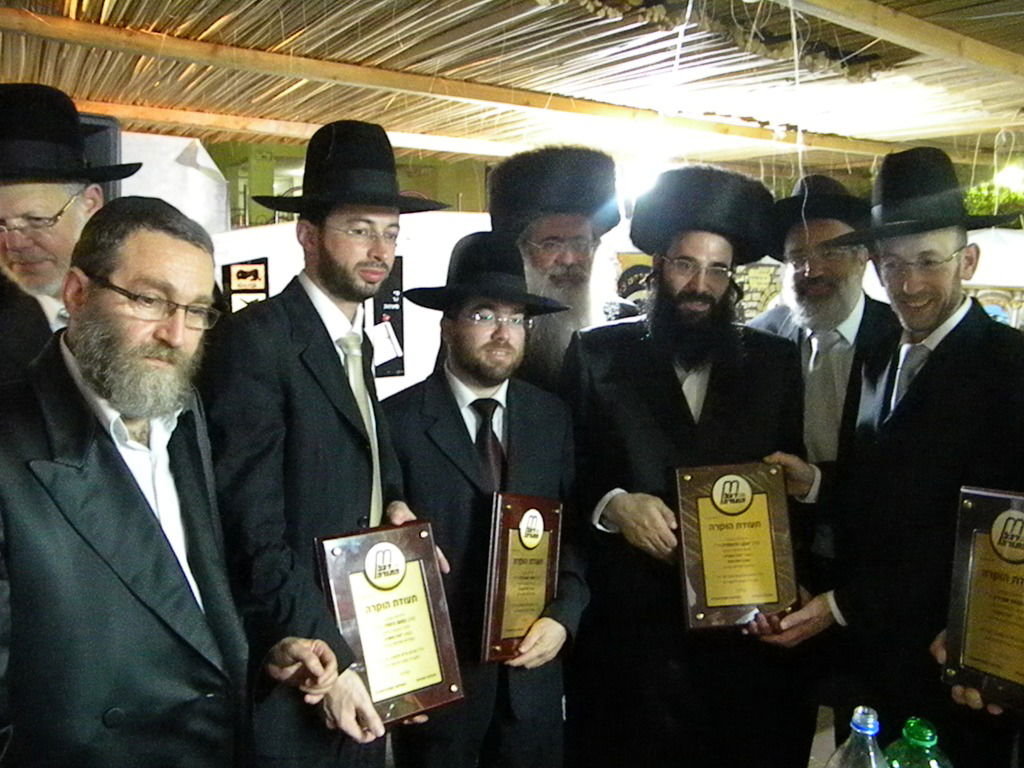 אחדות נדירה בדגל התורה: בכירים וזוטרים בסוכה אחת