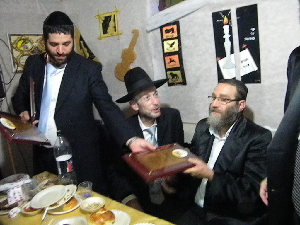 אחדות נדירה בדגל התורה: בכירים וזוטרים בסוכה אחת