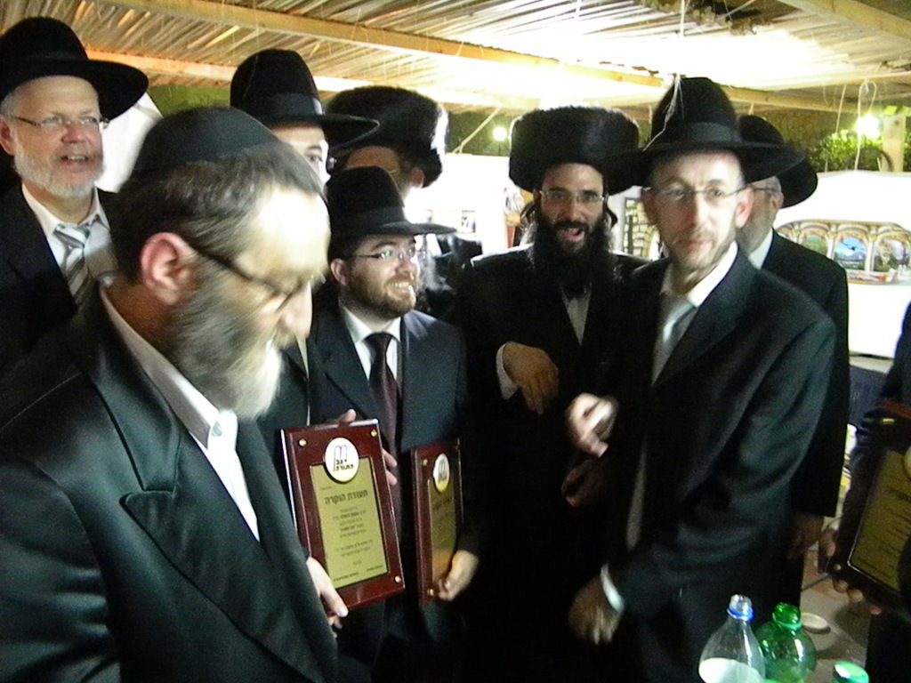 אחדות נדירה בדגל התורה: בכירים וזוטרים בסוכה אחת