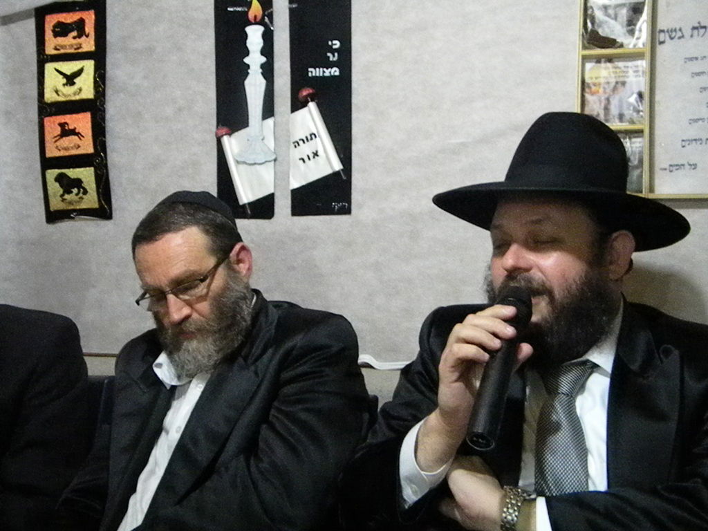 אחדות נדירה בדגל התורה: בכירים וזוטרים בסוכה אחת