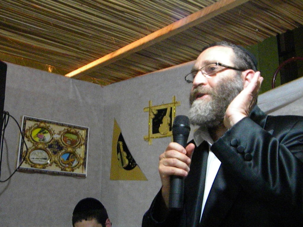 אחדות נדירה בדגל התורה: בכירים וזוטרים בסוכה אחת