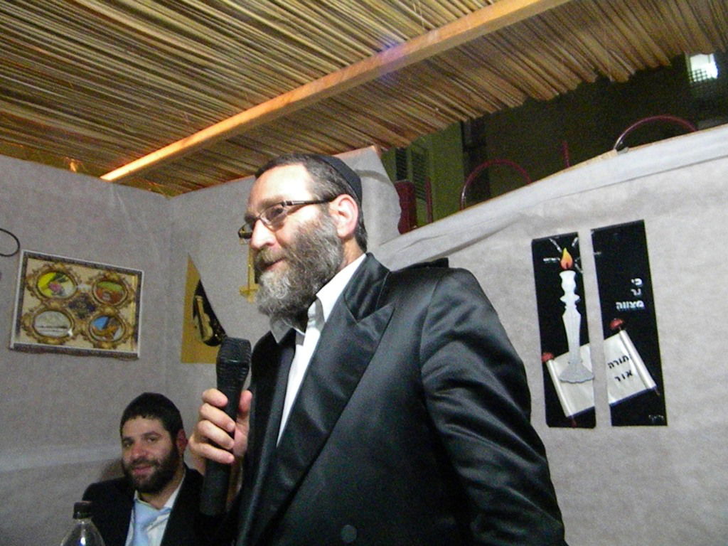 אחדות נדירה בדגל התורה: בכירים וזוטרים בסוכה אחת