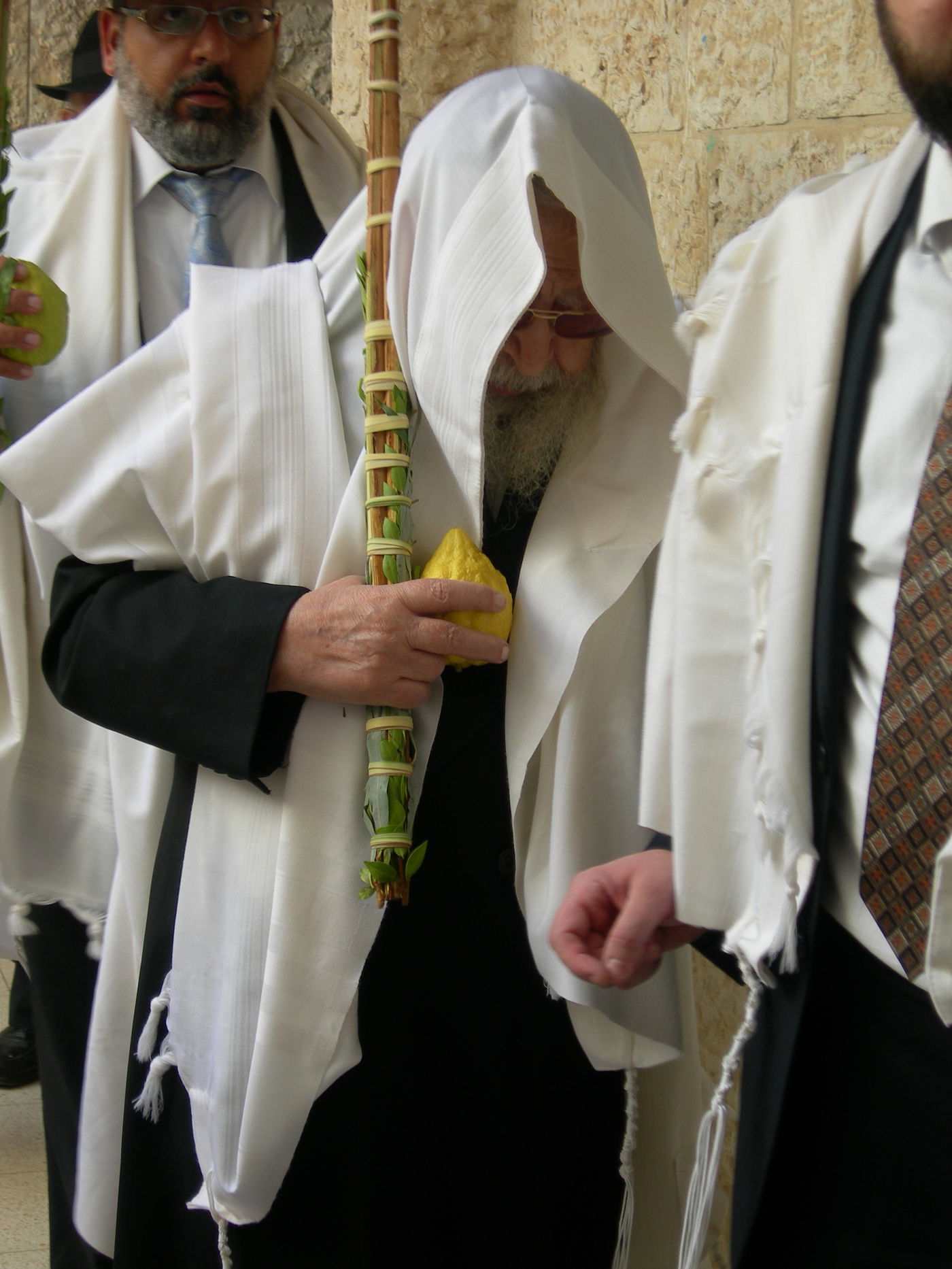 מראות קודש: מרן הגר"ע מנענע את ארבעת המינים