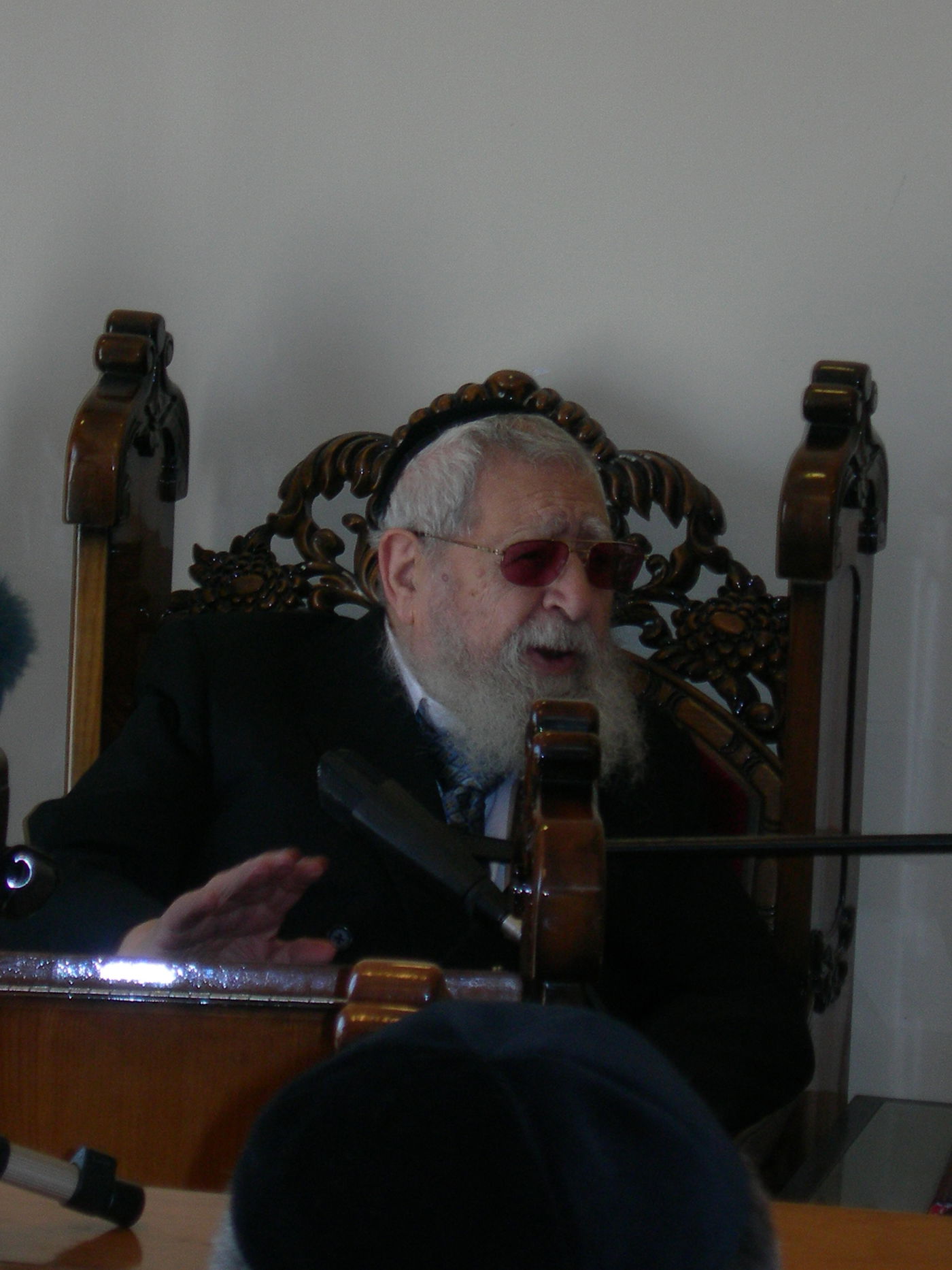 מראות קודש: מרן הגר"ע מנענע את ארבעת המינים