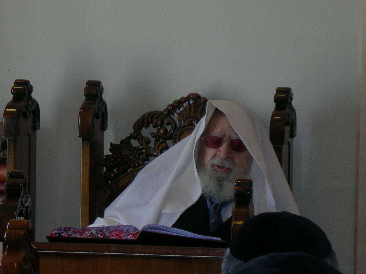 מראות קודש: מרן הגר"ע מנענע את ארבעת המינים