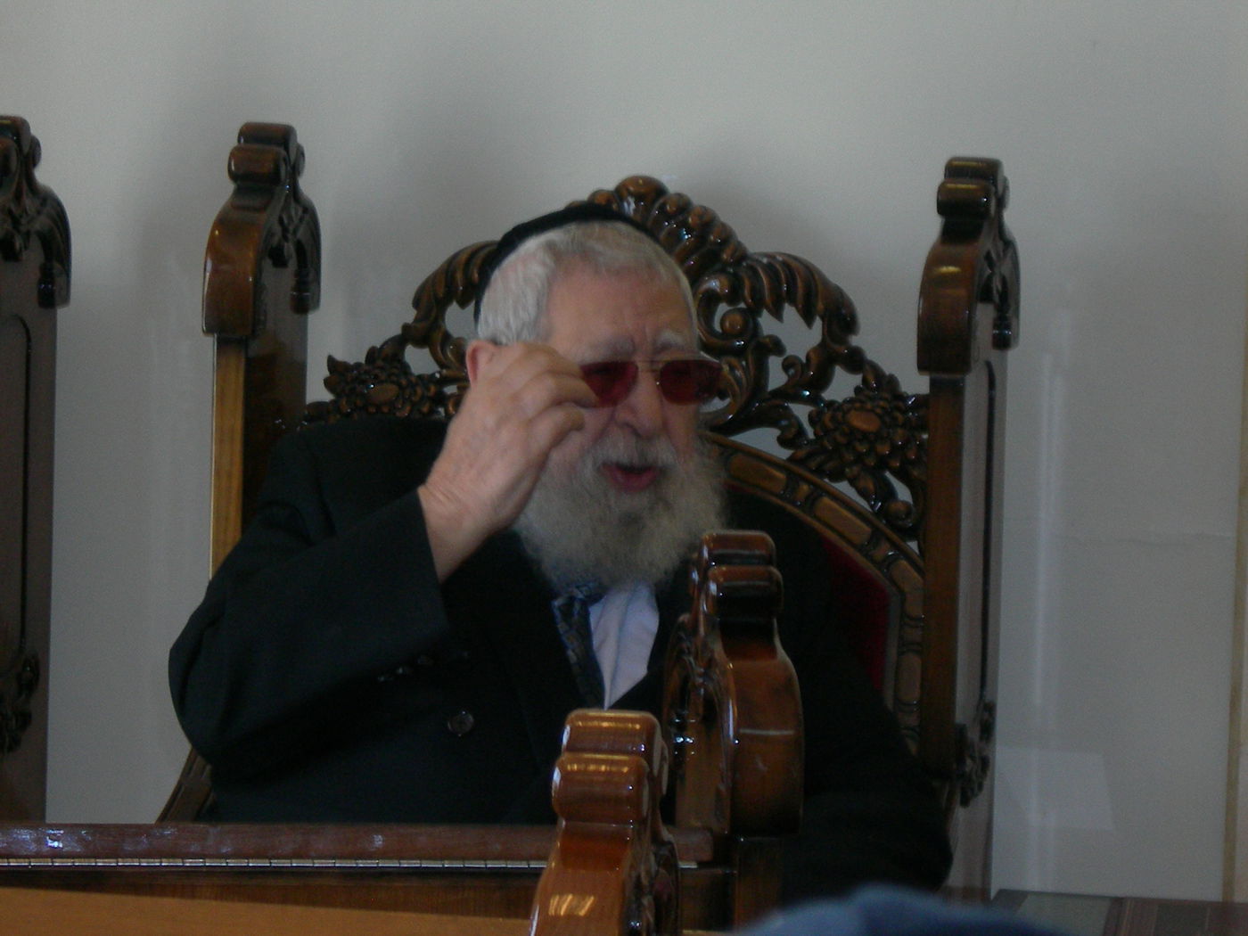 מראות קודש: מרן הגר"ע מנענע את ארבעת המינים